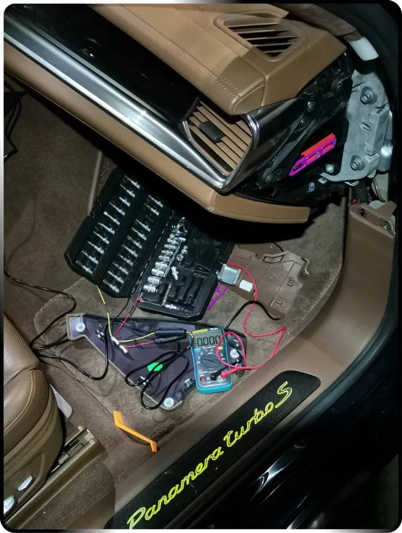 Professionell verlegte Dashcam-Kabel im Fahrzeuginnenraum